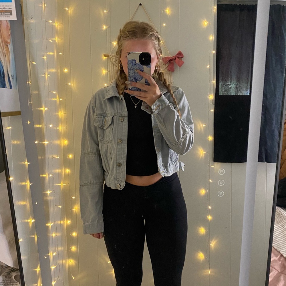 cute cropped jean jacket!
